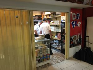 Miembros de la tripulación de American Airlines visitan una tienda de tabacos y ron en el aeropuerto de Varadero.